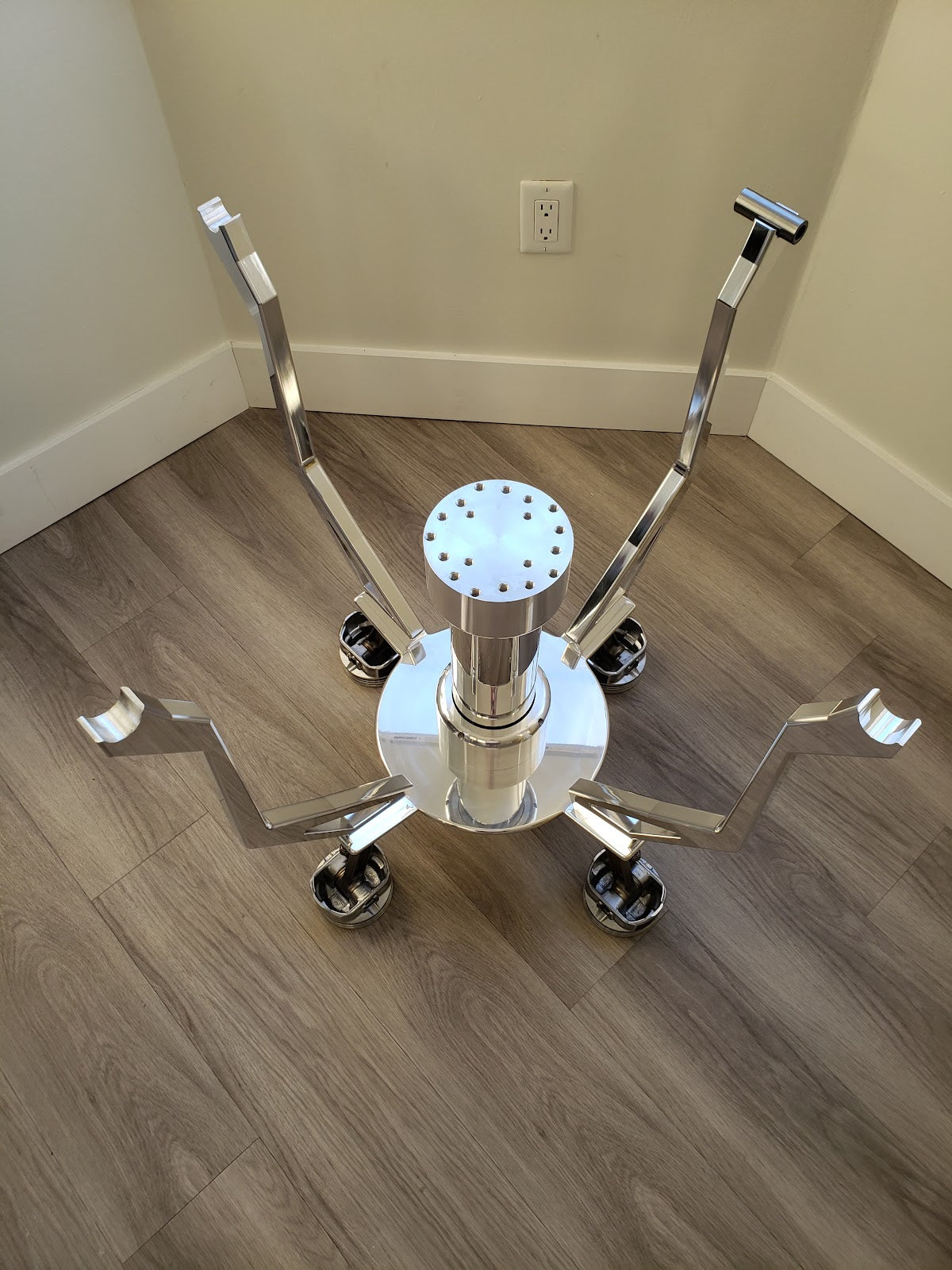 The Dinero (dining table)